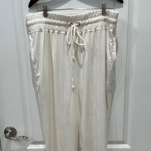 🆕🆕🆕🎉🎉🎉🎉🎉 cream colored pants. Ties at waist for ultimate comfort.